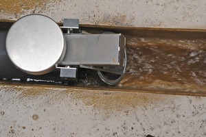 2 Ableitung des Abwassers: Nach einer definierten Abwasseransammlung öffnet sich die Absperrklappe über den Druck des Schmutzwassers vom Haus und lässt dieses schwallartig ablaufen Fotos: Funke Kunststoffe 