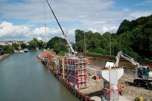  Im Vordergrund der letzte Pfeiler der langen Auffahrt vor der Rahmenbrücke mit rechteckigem Mittelteil und vorgefertigten Halbschalen. Direkt an der Spundwand das geknickte Widerlager als Bindeglied zwischen langer Auffahrt und Rahmenbrücke 