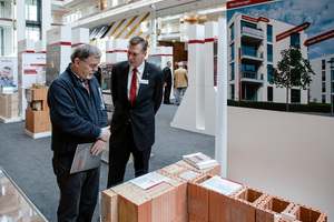  In der begleitenden Fachausstellung sind vielfältige Beispiele und Referenzen von Wandkonstruktionen aus Ziegeln zu sehen. Frank Knothe, Bauberater von Wienerberger (r.), informiert hier über das Poroton-Ziegelsystem, das über 335 Produkte umfasst. Gemäß dem Leitmotiv „Planen, Bauen und Wohnen für alle“ sind sie für unterschiedliche Bauaufgaben einsetzbar. 