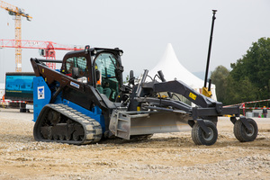  Vorbereitende Arbeiten: Ausgestattet mit einer Topcon-Maschinensteuerung wird das Feinplanum für den Einbau vorbereitet. 