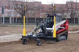  Beim italienischen Giordini-Anbaugrader LG 250 lässt sich die 2,5 m breite Schar zu jeder Seite um 450 mm verschieben und um ± 35° bzw. 40° neigenBild: W. Schäfer Baumaschinen 