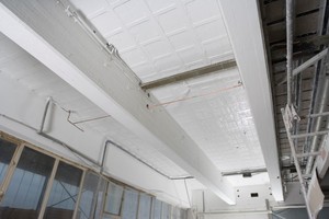  Deckenverstärkung in einer Industriehalle mit oberflächig geklebten CFK-Lamellen unter vorhandenen Leitungen, vor und nach der Beschichtung der Decken. 