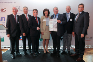  Die Unternehmensgruppe Bernhard Heckmann aus Hamm konnte sich in der Kategorie Hochbau knapp gegen sehr starke Konkurrenz durchsetzen. Prof. Josef Zimmermann, Minister Michael Groschek, Frau Prof. Wiemann vom Bauindustrieverband NRW gratulierten den "Heckmännern" Reinhold Gierse (1.v.l.), Martin Karnein (5.v.l.) und Werner Schmidt (6.v.l.).Als große Stärken der nordrhein-westfälischen Unternehmensfamilie ermittelte die Jury Akquisition, eine starke Kundenorientierung, Nachhaltigkeit und Social Responsibility.  