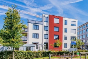  Stadtvillen in Kornwestheim: Der quadratische Grundriss und die akzentuierte Farbgestaltung unterstreichen den funktionalen Baukörper der neuen Wohneinheiten. 
