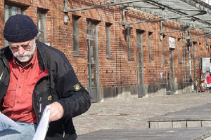  v.l.n.r.: Ehemalige Rinderschlachthalle mit Regenwassernutzung, Karolinenviertel Hamburg Grabenstraße 9, 10 Wohneinheiten. Bei der Instandsetzung zwischen 1998 und 2001 wurden an den Gebäuden mit Regenspeicher solche Fallrohrfilter installiert, die sich unkompliziert nachrüsten lassen und leicht zu reinigen sindAnlagenschema Instandsetzung Rinderschlachthalle. Zwischen 1998 und 2001 wurden die 6 Regenwassernutzungsanlagen im Karolinenviertel instandgesetzt, u. a. mit Vorfilter, beruhigtem Zulauf zum Regenspeicher und schwimmender Entnahme 