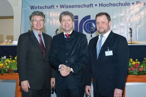  Oldenburgs Oberbürgermeister Prof. Dr. Gerd Schwandner, der Präsident der Jade Hochschule Wilhelmshaven/Oldenburg/Elsfleth, Dr. habil. Elmar Schreiber und Prof. Dipl.-Ing. Thomas Wegener, Vorstandsmitglied des Instituts für Rohrleitungsbau an der Fachhochschule Oldenburg e.V. und Geschäftsführer der iro GmbH Oldenburg bei der Forumseröffnung (v.li.) 