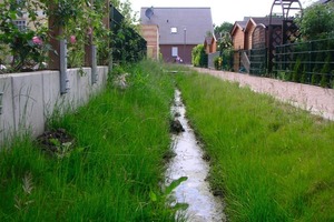  2 Die Entwässerungsmulden im Neubaugebiet dienen auch als naturnahes Gestaltungselement Fotos: Aco Tiefbau 