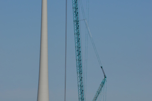  Kran beim Aufstellen eines Windrades: Mit 132 m-Hauptausleger und 18 m-Verlängerung erreicht die Maschine eine Tragfähigkeit von 375 t und eine Hakenhöhe von 147 m. 
