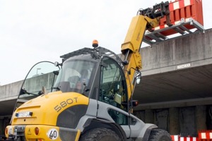  Radlader mit Teles-kop-Hubgerüst, hier ein Kramer 580T mit Allradlenkung, eignen sich aufgrund ihrer großen Reichhöhe und -weite bestens als wendige, starke und schnelle Geländestapler 