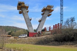  Die imposanten V-Stützen sind als Hohlpfeiler auszuführen, mit einer Fußabmessung von 2,80 m x 5,28 m und einer umlaufenden Wandstärke von 0,40 m 