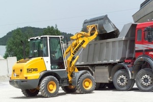  5 Kleinster Radlader von Liebherr mit exklusiver Stereo-Lenkung ist der L 506 mit 3,23 t Kipplast und 0,8 m³ SchaufelinhaltFoto: Liebherr 