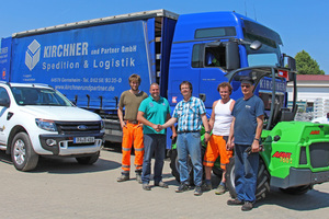  Bauhofleiter Albert Neubauer (rechts) und Avant-Produktmanager von Beutlhauser, Christian Aulinger (links), beim Handshake zur Übergabe der dringend benötigten „Hilfsfahrzeuge“.  