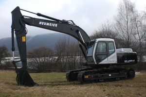  11 Aus chinesischer Produktion stammt der 21,9 t wiegende NP-e220 LC von Neumeier, der größte Raupenbagger des deutschen ImporteursFoto: Neumeier 