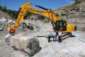  Händler, Endkunde und Regionalleiter besiegeln den Kauf: JCB-Händler Willibald Klarmann reicht seinem Kunden Martin Graser die Hand. Alfred Pabst, JCB-Regionalleiter Süd, freut sich über das erfolgreiche Geschäft. 