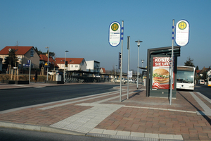  Im Vordergrund: Der attraktiv gepflasterte neue zentrale Busbahnhof von Pfungstadt. Im Hintergrund: 73 Bike-and-Ride-Stellplätze für den komfortablen Umstieg auf Bus oder Bahn 