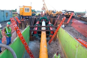  Bereit zur Untergrundfahrt: Die Herrenknecht Direct Pipe Maschine mit angekoppelter Pipeline im Startschacht in Arcadia, USA 
