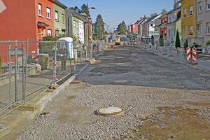  Zwischen dieser und einer weiteren, parallel verlaufenden Straßenbaumaßnahme führte der sanierte Sammler DN 1000 unter der angrenzenden Wohnbebauung hindurch 