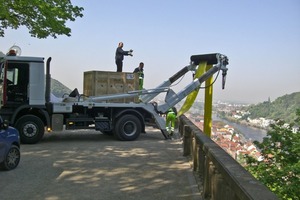  „Über den Dächern von Heidelberg“ wurde der Inliner mit dem von Erles gebauten Spezial-LKW etwa 30 m über die Balustrade in den Schacht abgelassen 