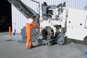  17 Mit dem FCS (Flexible Cutter System) von Wirtgen können unterschiedlich breite Fräswalzen montiert werden, wobei die Nullkante immer genau an der rechten Maschinenseite bleibtFoto: Wirtgen 