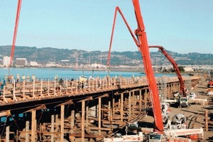  1 Putzmeister Großmastpumpen auf der Brücken-Großbaustelle: Bei beengteren Platzverhältnissen hätten beide Maschinen in OSS-Position einseitig schmal abgestützt werden können. Damit hätte sich die Abstützbreite beim M 70-5 (vorn im Bild) um ca. 4,5 m und beim M 63-5 (im Hintegrund) um rund 3,5 m verringert 