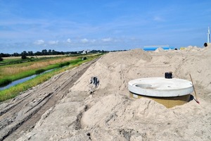  Eines von 15 GFK-Schachtbauwerken, über die der 1,6 Kilometer lange Staukanal zugänglich ist 