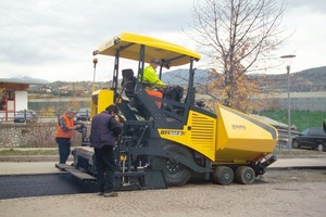  Bomag bietet den Fertiger BF 300 jetzt auch mit Radantrieb an. Zudem wurden u.a. die Bohlenbedienstände überarbeitet – sie lassen sich jetzt z.B. schwenkenFoto: Bomag 