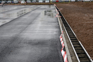  Die Sickermulde in der offenen Variante kann nachträglich begrünt werden. Insgesamt werden 11.700 m² Parkplatzfläche über D-Rainclean entwässert 