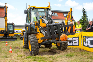  Mit dem JCB-Radlader 409 meisterten die Schulungsteilnehmer einen Geschicklichkeitsparcours.  