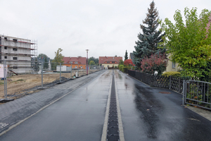  In der Nordstraße wurde die D-Rainclean-Sickermulde in der Straßenmitte verlegt – bei der Erstellung der neuen Schwarzdecke wurde der Tiefpunkt entsprechend in der Mitte gesetzt. 