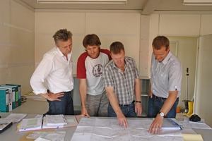  Insgesamt 1350 m Haltungslänge umfasst die Baustelle. Bei der Baubesprechung anwesend: Planer Dipl.-Ing. Thorsten Stier, Dipl.-Ing. Holger Iber von der Gemeinde Knüllwald, Bauleiter Dipl.-Ing. (FH) Bert Leidenfrost und Funke-Fachberater Dipl.-Ing. Martin Ritting (v. re.)Fotos: Funke Kunststoffe GmbH 