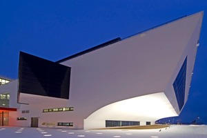  Markantes Architekturdetail aus hochfestem Beton: Die Auskragung unter der Tribüne der Multimediahalle zeichnet den PUMA Formstrip nach 