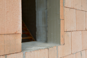  Sauber mit Mörtel geglättet bildet die Fensterlaibung eine sichere Grundlage für den Fensteranschluss mit den Dichtbändern. Der Fensteranschlag minimiert Wärmebrücken 