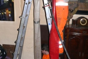  2 Ein Feuerwehrschlauch wurde zum Inversionsrohr umfunktioniert, durch das man erst den mit Epoxidharz getränkten, 4 mm starken Liner in die Leitung einstülpte und dann im zweiten Arbeitsgang einen PVC-Kalibrierschlauch, der den Liner mit 0,35 bar Druck formschlüssig gegen die Wandung des Rohr presste, inversierte 