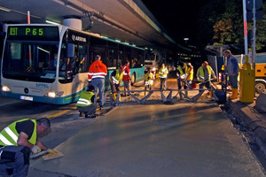  ChronoCem IR beim Einbau am Frankfurter Flughafen: Innerhalb von acht Stunden musste am Terminal 1 ein Teilstück zur Einfahrt zu den Parkhäusern ausgetauscht werden, während auf der benachbarten Fahrbahn Autos und Busse fuhrenFoto: HeidelbergCement / Fuchs  