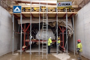  Für die Betonage der Decken werden zwei Meccano-Deckenschalwagen auf der Baustelle vorgehalten, wobei der als Vorläufer eingesetzte Schalwagen über eine integrierte Stirnabschalung verfügt 