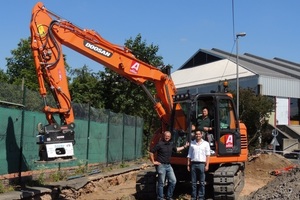  Bernd Aulbach, Geschäftsführer der Ernst Aulbach GmbH, Maschinenbediener Hans-Peter Alischer und Heiko Marquart, Niederlassungs-leiter Bobcat Obernburg [v.l.n.r.] 