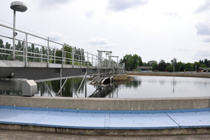  Im Nachklärbecken wird die Biomasse vom Wasser getrennt. Im mittig aufragenden Königsstuhl  befinden sich die Zu- und Ableitungen für Abwasser und Klärschlamm sowie die Achsen und die Technik für die Rundräumer  