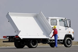  Meiller – Der Mercedes Vario 816 mit 7,5 t Gesamtgewicht, Doppelkabine und Dreiseitenkipper. Der Dreiseiten-Kippaufbau wird aus Stahlblech mit geschweißtem Stahlrahmen gefertigt. Das 2,5 mm starke Bodenblech der Kippbrücken aus Stahl ist besonders verschleißfest. Die Bordwände bestehen aus 2,0 mm starkem Stahl 