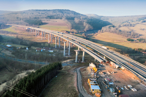  Die eingeschobene Stahlkonstruktion des Ostüberbaus in Endposition. 