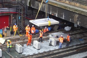  Per Kran werden die neuen Beton-Bahnsteigplatten an die Einbaustelle an der Station Baker Street in London geliefert 
