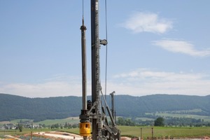  links: Die Marti Tunnelbau AG setzte zwei Liebherr-Bohrgeräte zur Erstellung einer Pfahlwand mit überschnittenen Pfählen zur Baugruben- und Hangsicherung einFür ein effizientes Bohrgerät unerlässlich und technisch einzigartig sind beim LB 28 und beim LB 36 die stabile Ausführung des Mäklers sowie eine äußerst robuste Kinematik mit großer SystembreiteFotos: Liebherr 