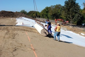  Verlegung der geosynthetischen Tondichtungsbahn (GTD) Bentofix B 4000 mit LAGA-Eignungsbeurteilung zur Herstellung der mineralischen Dichtung im Böschungsbereich der Oberflächenabdichtung der Deponie HasenholzFoto: Naue 