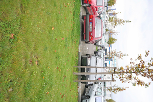  Parkplatz in Freiburg i.Br.. Der Regenabfluss dieser Verkehrsfläche darf mit wasserrechtlicher Erlaubnis breitflächig über bewachsenen Oberboden versickert werden 