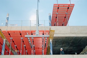  Weltpremiere: Topmax, das erste Rahmenschalungs-Deckentischsystem, wird die Effizienz auf der Baustelle deutlich steigern. Der neue Deckentisch besitzt einen äußerst stabilen, aber lediglich 12 cm hohen wartungsfreien, feuerverzinkten und pulverbeschichteten Stahlrahmen, in den eine hochwertige Kunststoff-Schalhaut eingepasst ist 