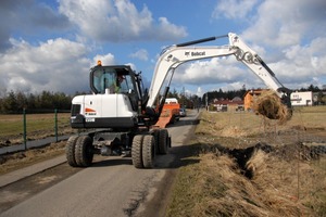  Ursprünglich stammt die Konstruktion des 5,5 t wiegenden E55W vom koreanischen Hersteller Doosan, dem neuen Bobcat-Eigner; der Mini-Mobilbagger ist bis zu 30 km/h schnellFoto: Doosan 