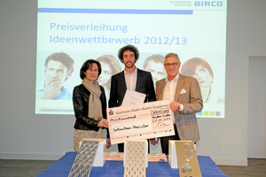  Der Gewinner des Birco-Ideenwettbewerbs: Sebastian Deißler (1. Platz, „Wave“) zusammen mit Jury-Mitglied Monika Schöllhammer, Geschäftsführende Gesellschafterin Hermann Konz GmbH + Co. KG und Frank Wagner, Geschäftsführender Gesellschafter Birco GmbH 