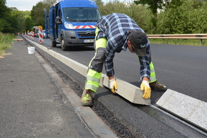  Schnelle Arbeit: die zuvor in einer Reihe ausgelegten Flachbordsteine werden – nachdem der Kleber aufgebracht wurde – einfach nur umgedreht und von Hand ausgerichtet.  