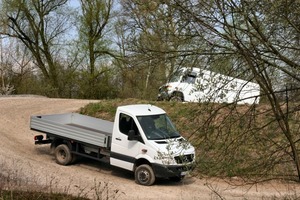  Unsere Testfahrzeuge: Ein Mercedes-Benz Vario 814 D (im Hintergrund) sowie ein Sprinter 515 CDI, beide mit Allrad-Antrieb 