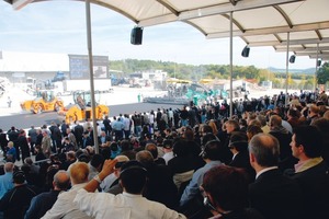  Mit den neuesten Technologien aus dem Straßenbau und der Gesteinsgewinnung stellte die Wirtgen Group den aktuellen Stand der Technik vor. Auf diese Wiese bekamen die Besucher einen Einblick in die „Baustelle von morgen“ 