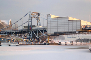  Die für Sanierungsarbeiten im Dezember 2010 zum Teil eingehauste Kaiser-Wilhelm-Brücke in Wilhelmshaven  